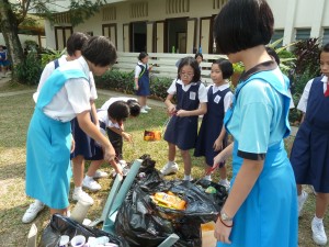 Members were teaching primary students on categorizing different types of rubbish.