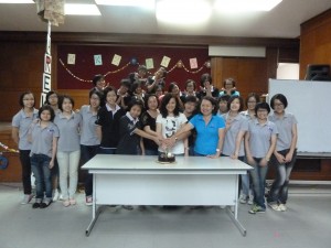 Cik Ong Lay Peng, teacher advisors and also the form 5 and upper 6 members were invited to join the cake cutting ceremony.