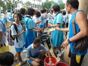 Our members are helping the students and parents to throw the rubbish in the right category.